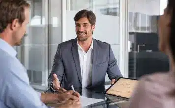 Courtier en assurance : le rôle clé de ce professionnel auprès des souscripteurs