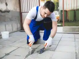 Les assurances indispensables pour un artisan carreleur