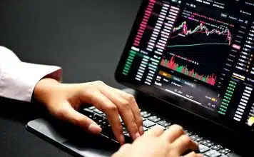 Les Meilleures Applications de Trading Mobile pour Votre Station person using black laptop computer