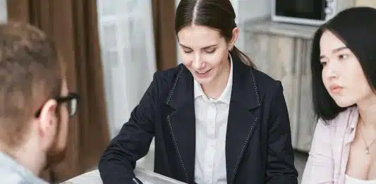 Protégez votre investissement immobilier en souscrivant une assurance emprunteur Signature d'un contrat assurance emprunteur