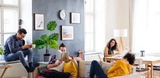 Comment économiser sur son assurance habitation en colocation