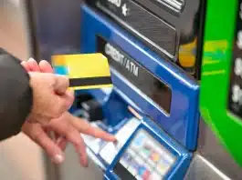 150 000 euros : combien de salaire faut-il pour pouvoir emprunter ? a person using a credit card to pay for a machine