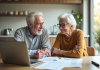 Couple senior discutant finances de retraite à la maison