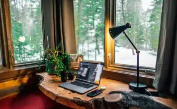 VPN pour les travailleurs à distance : indispensables ou non ? bureau d'un travailleur à distance