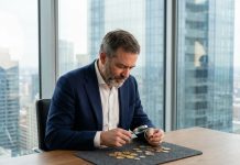 Achat d’or et d’argent : est-ce le bon moment pour investir ? Homme d'âge moyen examinant des pièces d'or et d'argent