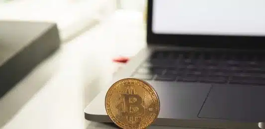 Les critères pour choisir sa banque en ligne selon UFC Que Choisir silver round coin on white table