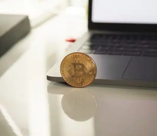 Les critères pour choisir sa banque en ligne selon UFC Que Choisir silver round coin on white table