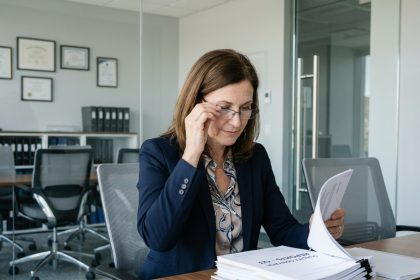 Manager qualité en réunion dans un bureau moderne