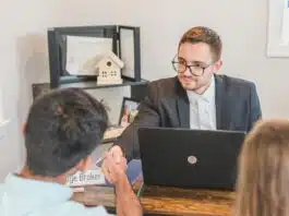 Les points à vérifier avant de signer un contrat avec une société de courtage