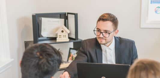 Les points à vérifier avant de signer un contrat avec une société de courtage